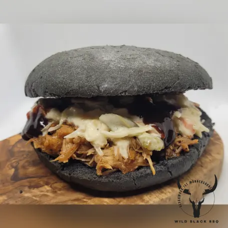 Burger mit tiefschwarzem Bun und Pulled Pork