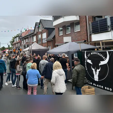 Belebter Street-Food-Platz mit Besucherinnen und Besuchern