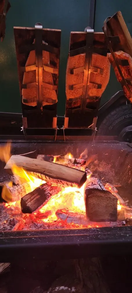 Grillgut über offener Flamme in der Feuerschale