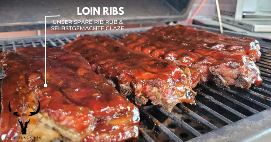 Loin Ribs mit glänzender Glasur auf dem Grillrost