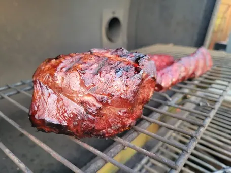 Steak mit kräftigen Grillstreifen auf dem heißen Rost
