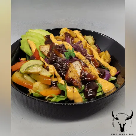 Gegrilltes Gemüse mit Avocado und Kräutern in der Schale