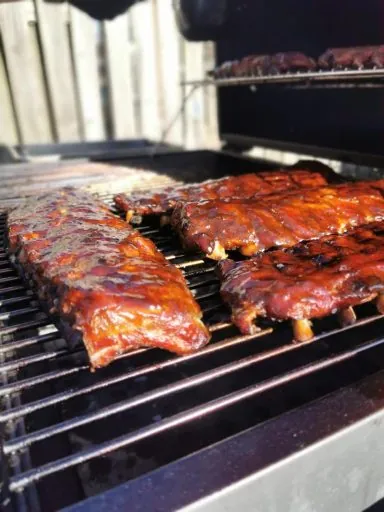 Glasierte Spare Ribs auf dem Grillrost