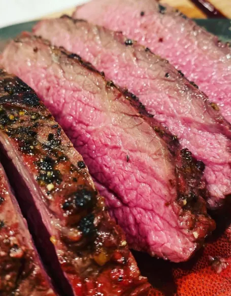 Aufgeschnittenes, medium gegartes Rindersteak mit kräftiger Kruste